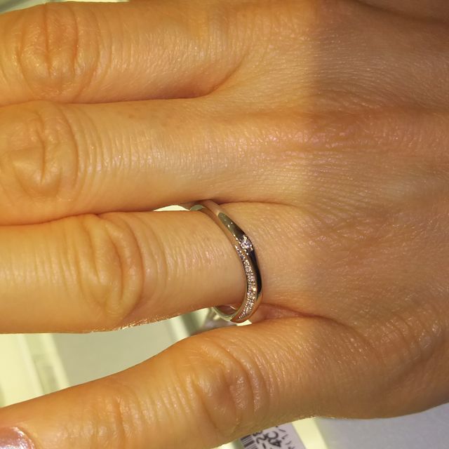 【4℃ BRIDAL(ヨンドシーブライダル)の口コミ】 センターと両サイドにダイヤモンドがはいっているので、正面から、横から…