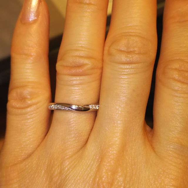 【銀座ダイヤモンドシライシの口コミ】 ダイヤモンド入りの結婚指輪を探していました。エタニティタイプよりダイ…