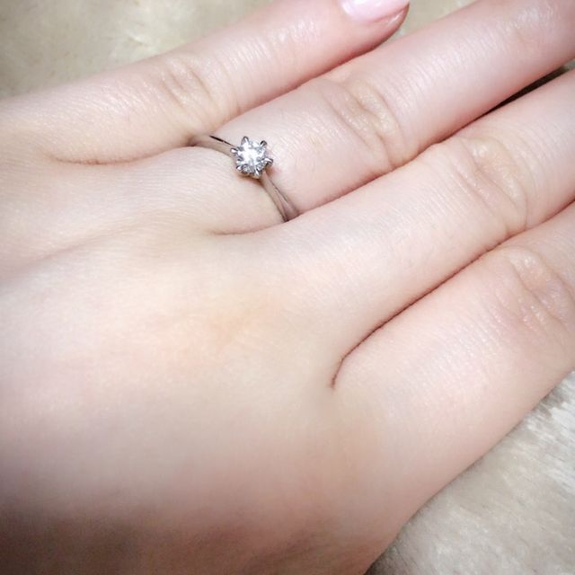 【4℃ BRIDAL(ヨンドシーブライダル)の口コミ】 シンプルな指輪でダイヤの輝きがとても綺麗だったところに惹かれました。
…