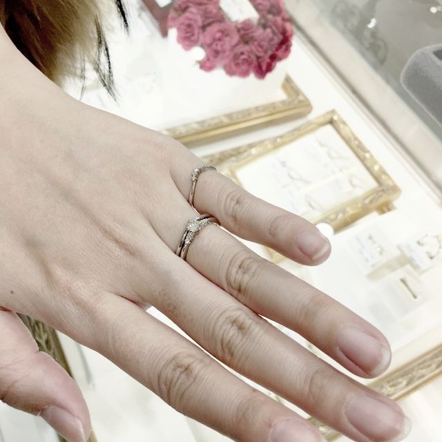 【銀座ダイヤモンドシライシの口コミ】 デザインが一番気に入りました。婚約指輪と結婚指輪を重ね着けした時に隙…