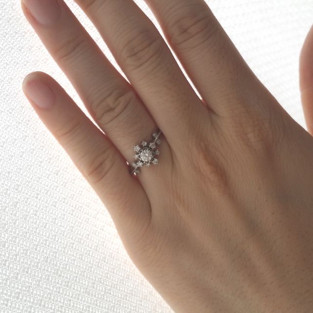 【AbHeri(アベリ)の口コミ】 センターの太陽のような、お花のような大きなダイアモンドと、とても繊細…