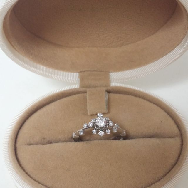 【AbHeri(アベリ)の口コミ】 センターの太陽のような、お花のような大きなダイアモンドと、とても繊細…