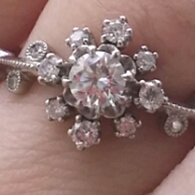 【AbHeri(アベリ)の口コミ】 センターの太陽のような、お花のような大きなダイアモンドと、とても繊細…