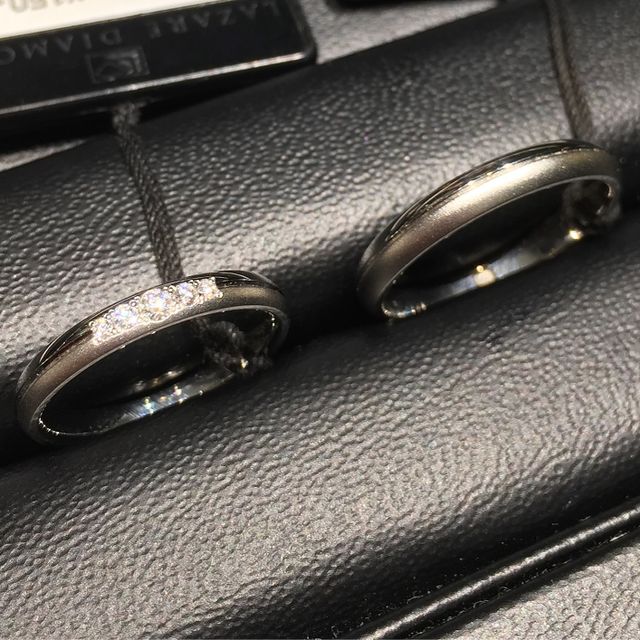 【ラザール ダイヤモンド(LAZARE DIAMOND)の口コミ】 女性側も男性側も半分艶消し加工がされていて都会的でかっこ可愛いリング…