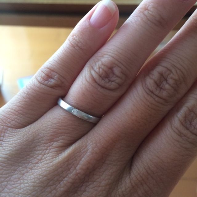 【4℃ BRIDAL(ヨンドシーブライダル)の口コミ】 シンプルなプラチナのものが欲しくて探しました。
私のだけ、ダイヤが入っ…
