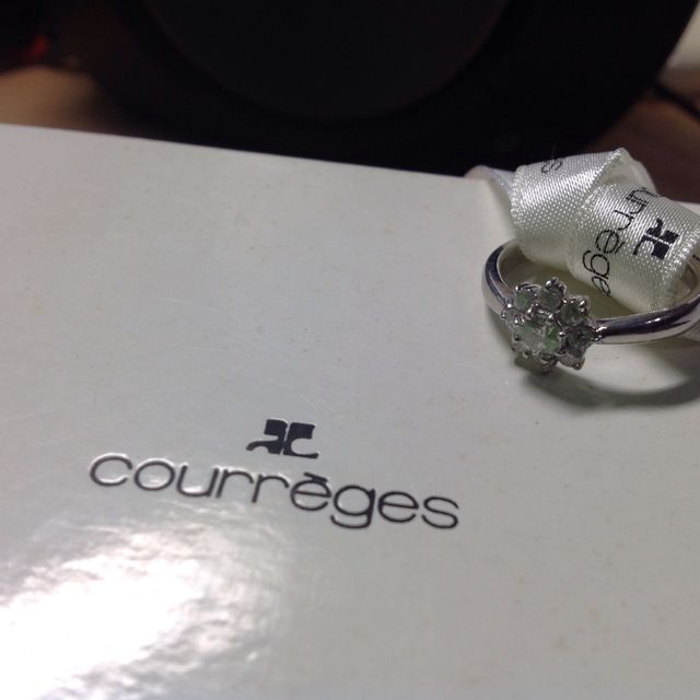 【courreges(クレージュ)の口コミ】 お花をモチーフにしたダイヤが大きめで華やかです。結婚5年の間に鑑定書が…