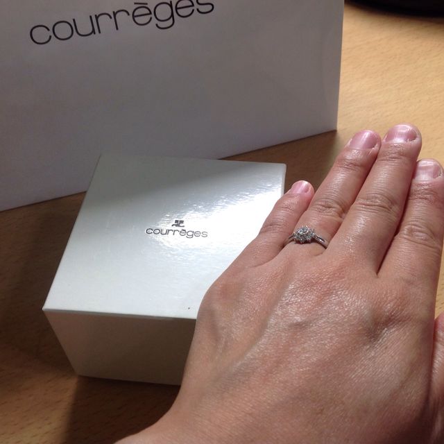 【courreges(クレージュ)の口コミ】 お花をモチーフにしたダイヤが大きめで華やかです。結婚5年の間に鑑定書が…