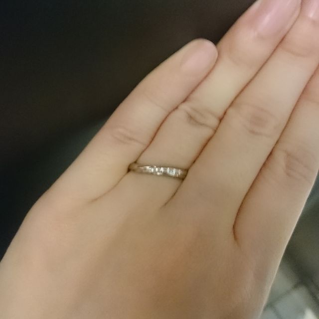 【銀座ダイヤモンドシライシの口コミ】 もともとシンプルなデザインを探していました。この指輪は、普段使いがで…