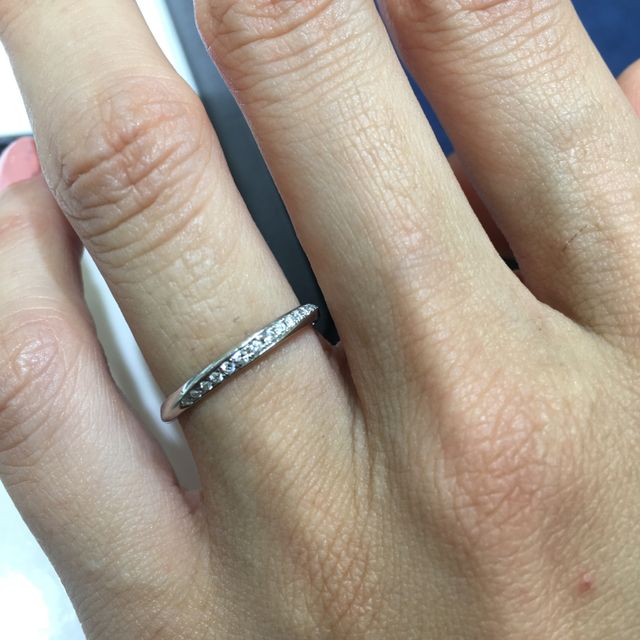 【4℃ BRIDAL(ヨンドシーブライダル)の口コミ】 指輪がウェーブしてるので、指がすらっとして見えます。ダイヤが綺麗に並…