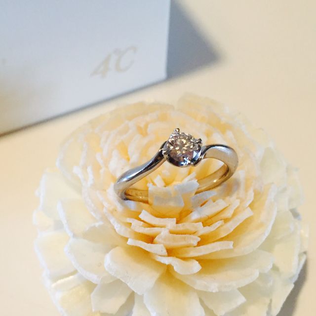 【4℃ BRIDAL(ヨンドシーブライダル)の口コミ】 婚約指輪としてプレゼントして頂いた物なので購入の決めてではないですが…