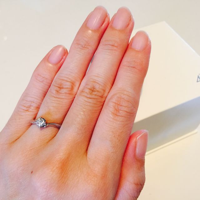 【4℃ BRIDAL(ヨンドシーブライダル)の口コミ】 婚約指輪としてプレゼントして頂いた物なので購入の決めてではないですが…