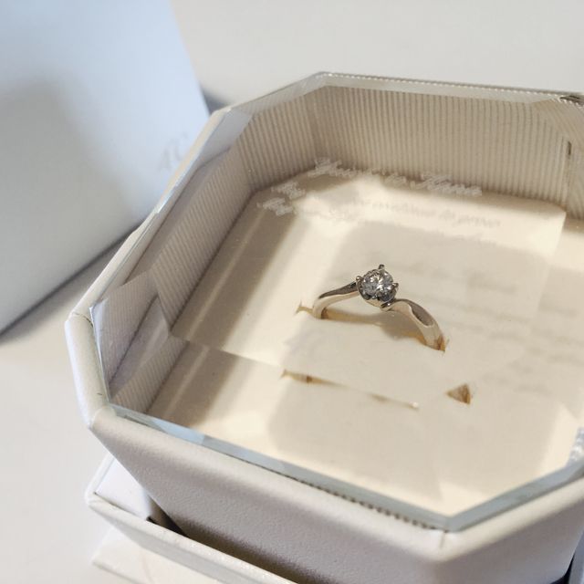 【4℃ BRIDAL(ヨンドシーブライダル)の口コミ】 婚約指輪としてプレゼントして頂いた物なので購入の決めてではないですが…