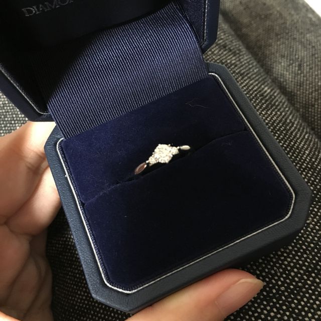 【銀座ダイヤモンドシライシの口コミ】 ダイヤモンドを一つ一つ比較しながら選び、枠も100種類ほどある中から選ん…