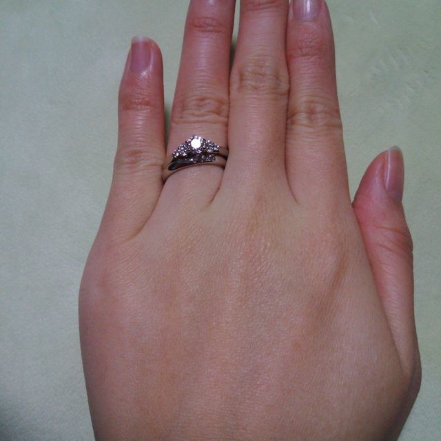 【銀座ダイヤモンドシライシの口コミ】 色々なお店の下見に行きましたが、結婚指輪・婚約指輪どちらのデザインも…