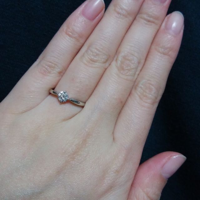 【GALA JEWELRY(ガラジュエリー)の口コミ】 石が飛び出して見えないよう、リングの表側が二重になっているデザインを…