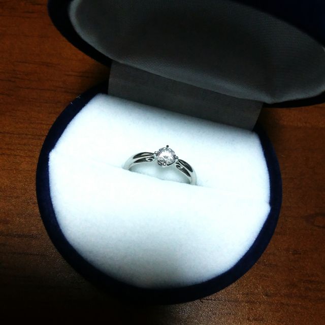 【GALA JEWELRY(ガラジュエリー)の口コミ】 石が飛び出して見えないよう、リングの表側が二重になっているデザインを…