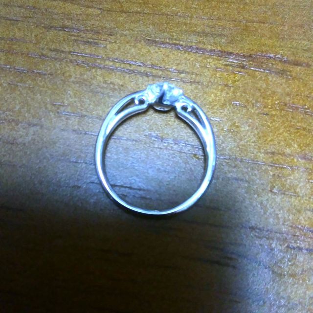 【GALA JEWELRY(ガラジュエリー)の口コミ】 石が飛び出して見えないよう、リングの表側が二重になっているデザインを…