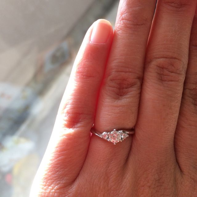 【アイプリモ(I-PRIMO)の口コミ】 ダイヤが両方についていて華やかであることに惹かれた。また、指輪のリン…
