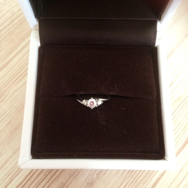 【アイプリモ(I-PRIMO)の口コミ】 ダイヤが両方についていて華やかであることに惹かれた。また、指輪のリン…