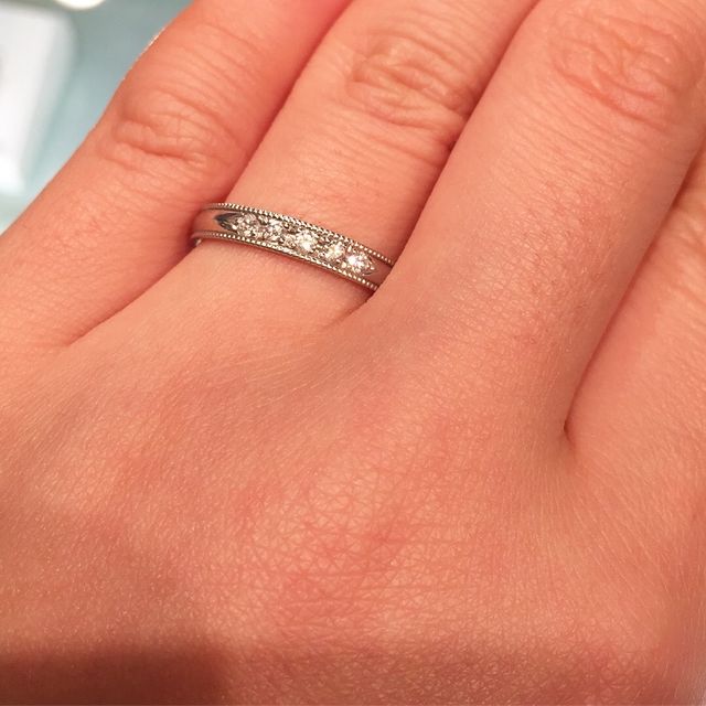 【モニッケンダム(MONNICKENDAM)の口コミ】 ストレートタイプの太めのリングにミル打ちが施されていてダイヤモンドが5…