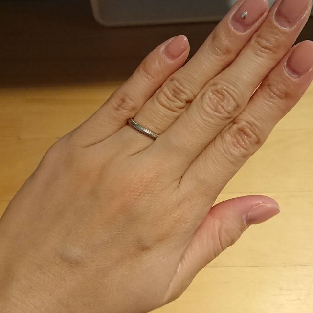 【4℃ BRIDAL(ヨンドシーブライダル)の口コミ】 シンプルなデザインが好きなのでこの指輪に決めました。主人にも着用して…