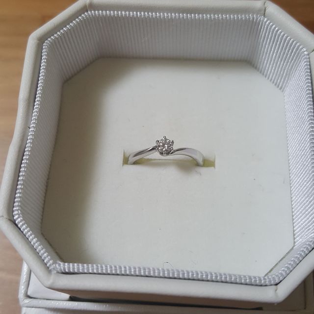 【4℃ BRIDAL(ヨンドシーブライダル)の口コミ】 プロポーズの際、彼が4℃の腕時計をプレゼントしてくれて「婚約指輪は一緒…