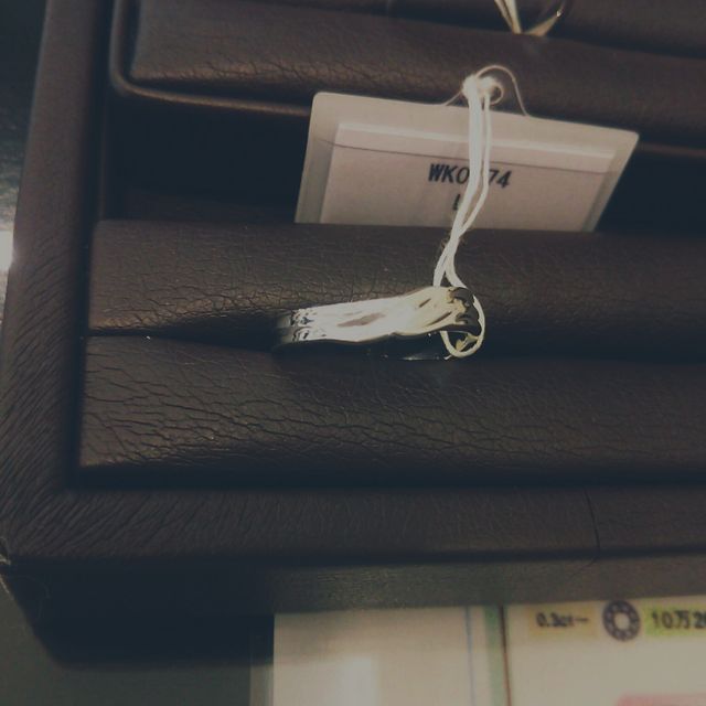 【JEWELRY  KAMATA(ジュエリーかまた)の口コミ】 ダイヤが入っていなく、形で勝負、というような指輪でした。めずらしい形…