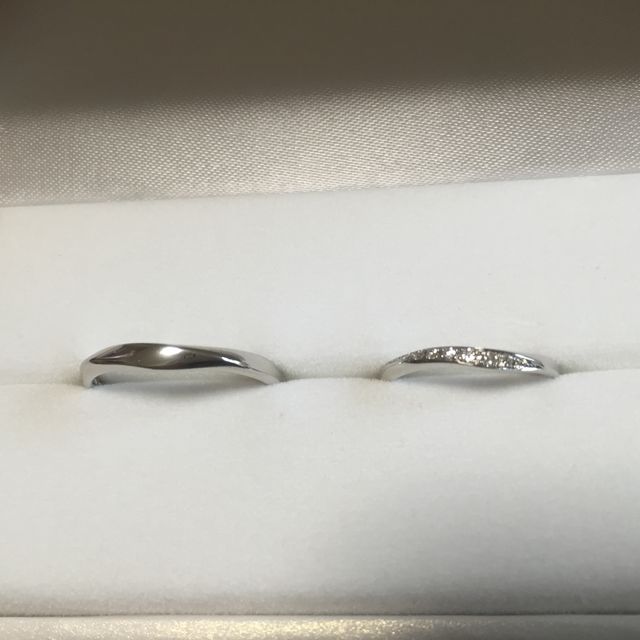 【MAHARAJA DIAMOND(マハラジャダイヤモンド)の口コミ】 自分の指に試着した時に、派手すぎず地味すぎずに馴染んでいたから。
太め…