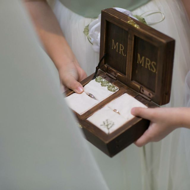 【ティファニー(Tiffany & Co.)の口コミ】 婚約指輪がティファニーだったので、結婚指輪も同じブランドにしました。
…