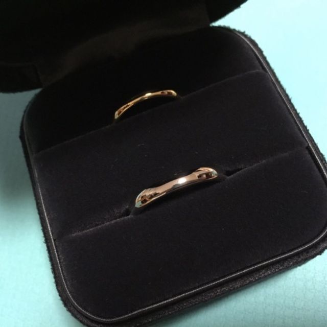 【ティファニー(Tiffany & Co.)の口コミ】 婚約指輪がティファニーだったので、結婚指輪も同じブランドにしました。
…