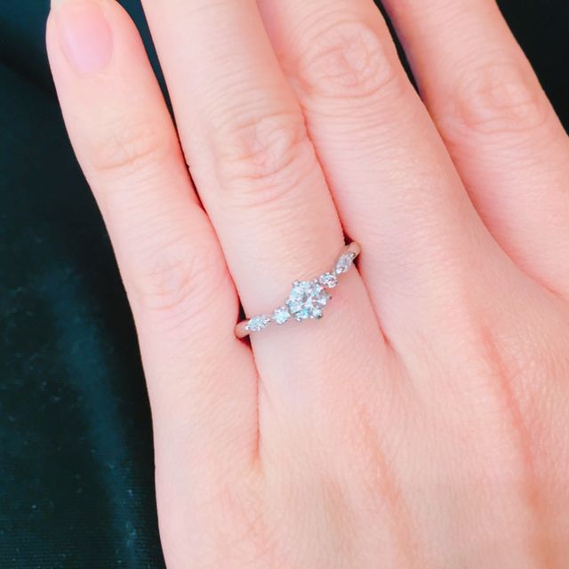 【アネリディギンザ(ANELLI DI GINZA)の口コミ】 エンゲージは他にないデザインで一目惚れでした。両脇のダイヤが変わった…