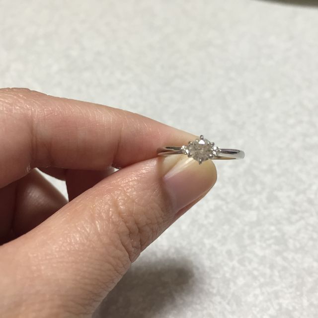 【LUCIE(ルシエ)の口コミ】 指が短いので華奢なデザインが良かったため、お店で一番細いこの指輪にし…