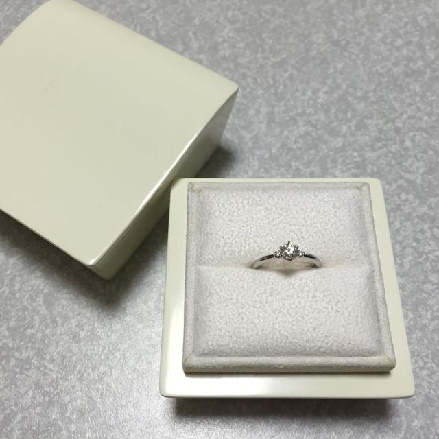 【LUCIE(ルシエ)の口コミ】 指が短いので華奢なデザインが良かったため、お店で一番細いこの指輪にし…