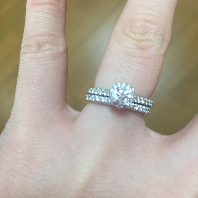 【銀座ダイヤモンドシライシの口コミ】 デザインに惹かれました。
色々調べる中で、婚約指輪はこのデザインが良い…