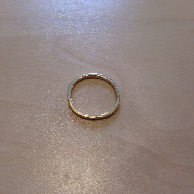 【MASATO INOUE(マサト イノウエ)の口コミ】 女性のマリッジリングでゴールドのハンマー仕上げは、まずかぶらないので…