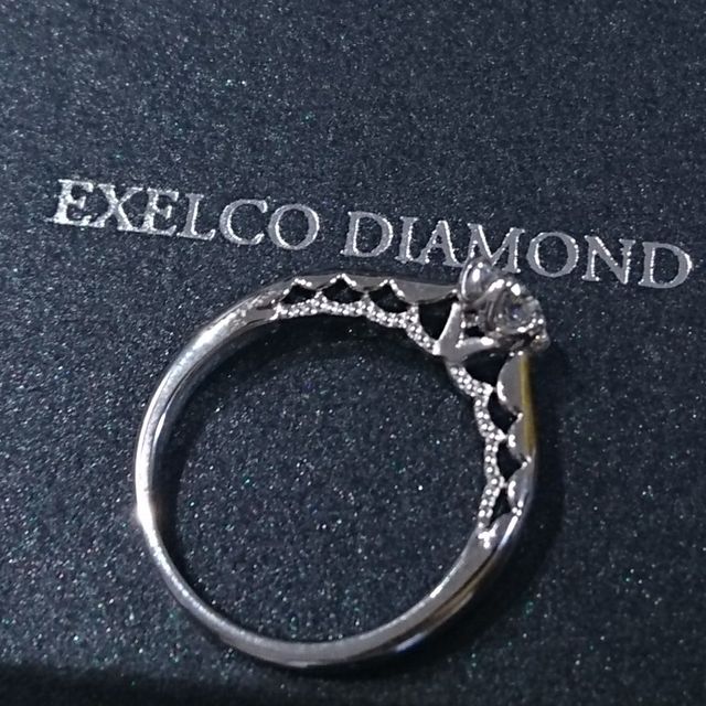 【エクセルコダイヤモンド(EXELCO DIAMOND)の口コミ】 横から見たときのデザインが特徴的で、実際つけているときに立体的な美し…