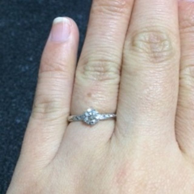 【BRILLIANCE+(ブリリアンスプラス)の口コミ】 サイドストーンが光に当たると非常に輝いて見えますが、中心のダイヤを邪…