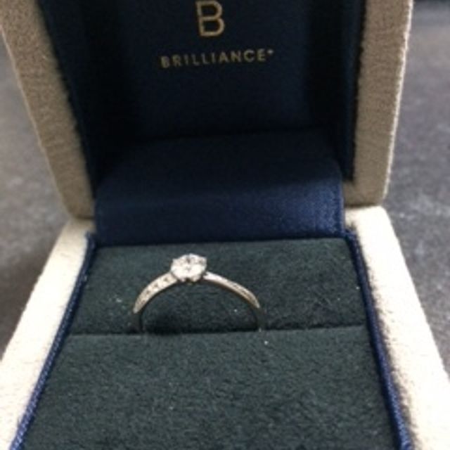 【BRILLIANCE+(ブリリアンスプラス)の口コミ】 サイドストーンが光に当たると非常に輝いて見えますが、中心のダイヤを邪…