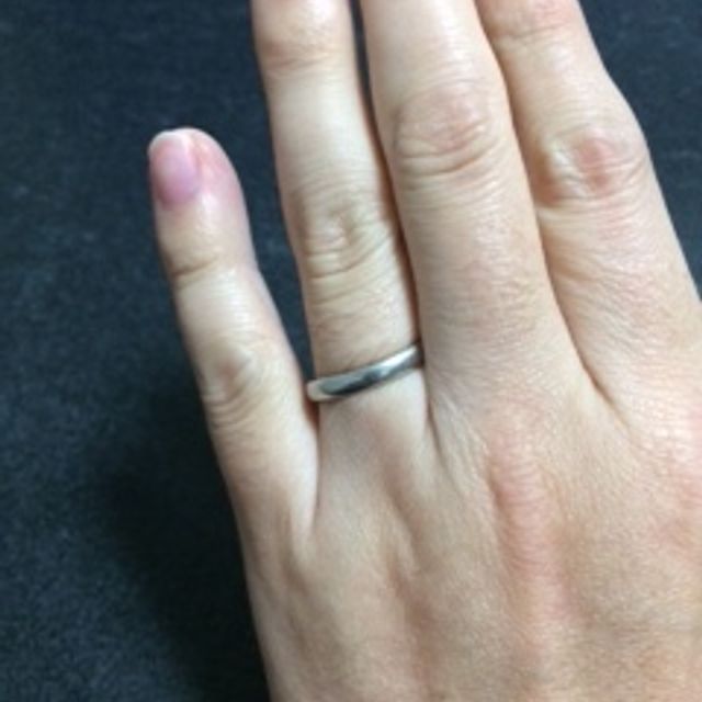 【BRILLIANCE+(ブリリアンスプラス)の口コミ】 シンプルだけど、指になじむデザインを探していました。こちらの指輪は、…