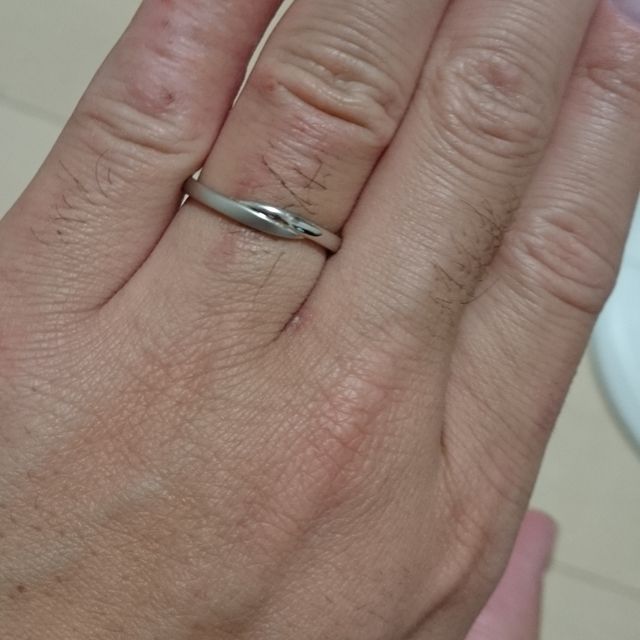 【4℃ BRIDAL(ヨンドシーブライダル)の口コミ】 結婚指輪は装飾のないシンプルなデザインのものを探していましたが、実際…