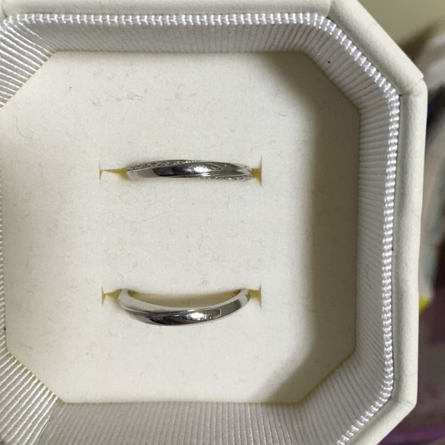 【4℃ BRIDAL(ヨンドシーブライダル)の口コミ】 三社くらい探し回りました。
なかなかペアで主人と私が気にいるデザインが…