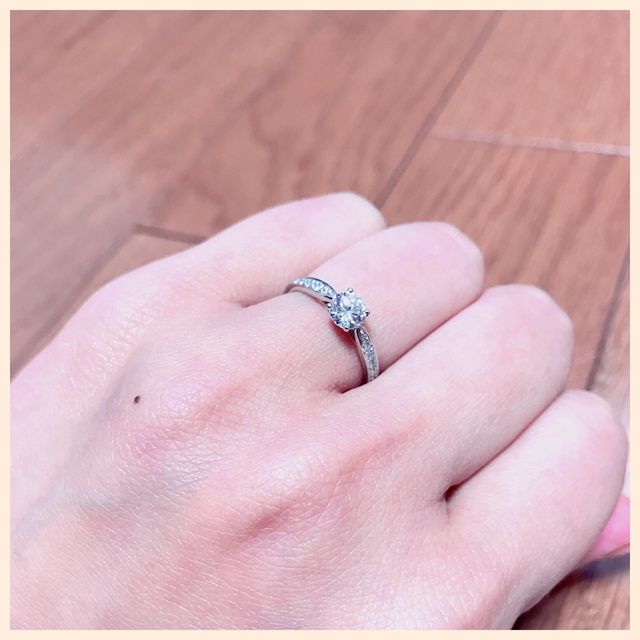 【ティファニー(Tiffany & Co.)の口コミ】 両サイドに小さいダイヤが入っていてどこから見てもキラキラです。プロポ…