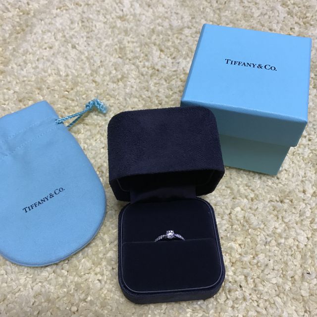 【ティファニー(Tiffany & Co.)の口コミ】 両サイドに小さいダイヤが入っていてどこから見てもキラキラです。プロポ…