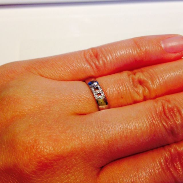 【エルメス(HERMES)の口コミ】 ２人共デザインが気に入ったのと、横幅が太い割に付けた時に違和感が無く…