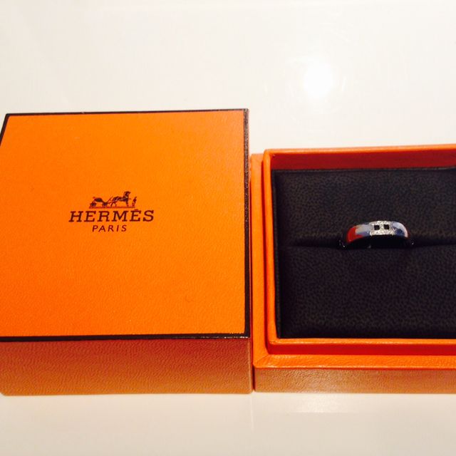 【エルメス(HERMES)の口コミ】 ２人共デザインが気に入ったのと、横幅が太い割に付けた時に違和感が無く…