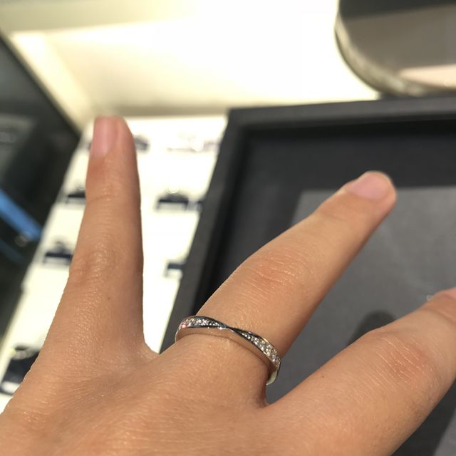 【ROYAL ASSCHER(ロイヤル・アッシャー)の口コミ】 リボンのように真ん中がしぼんでいるデザインで結婚指輪を探していました…