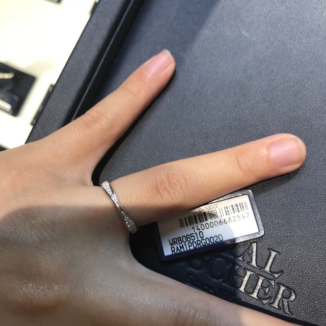 【ROYAL ASSCHER(ロイヤル・アッシャー)の口コミ】 リボンのように真ん中がしぼんでいるデザインで結婚指輪を探していました…