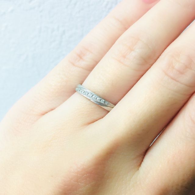 【L'or(ロル)の口コミ】 婚約指輪をもらってないので結婚指輪はちょっと石がたくさん入ってる華や…