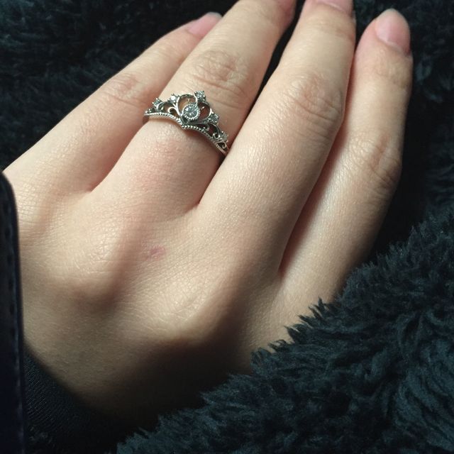 【ケイウノ ブライダル(K.UNO BRIDAL)の口コミ】 なんといってもこのティアラの可愛さが決め手です。下の方がややVの字にな…