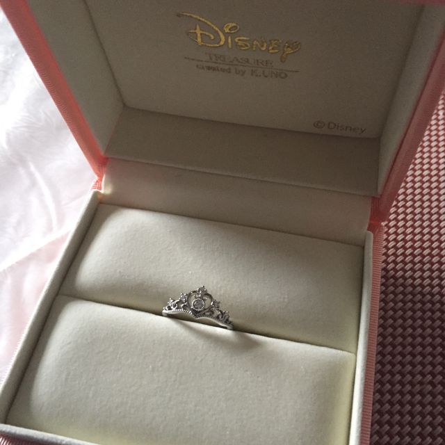 【ケイウノ ブライダル(K.UNO BRIDAL)の口コミ】 なんといってもこのティアラの可愛さが決め手です。下の方がややVの字にな…